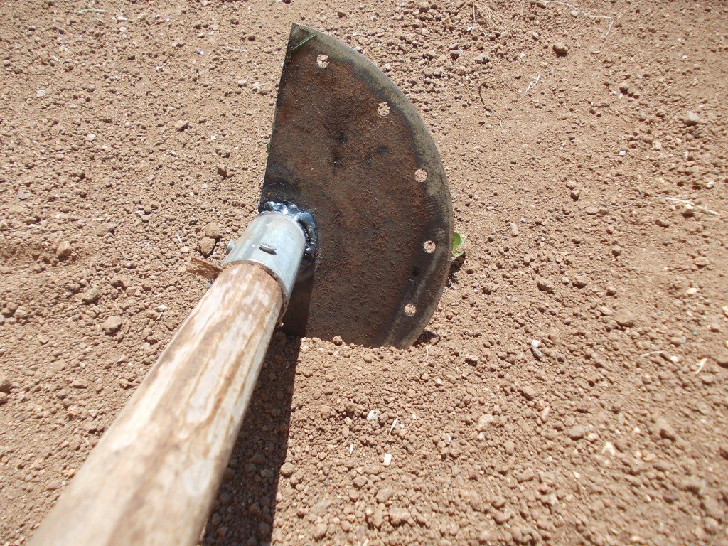 Мотыга за работой из лопаты