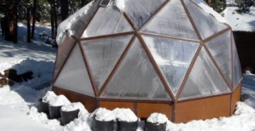 Зимняя теплица с куполом из поликарбоната