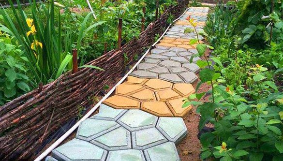 Оригинальные садовые тропинки из самодельных бетонных плит