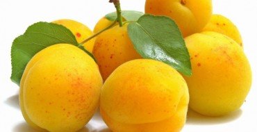 Урожай персиков желтого цвета