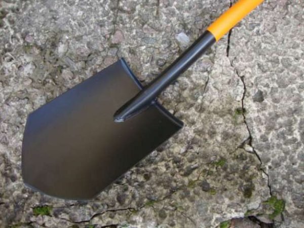 Длинная лопата для обработки змельного участка