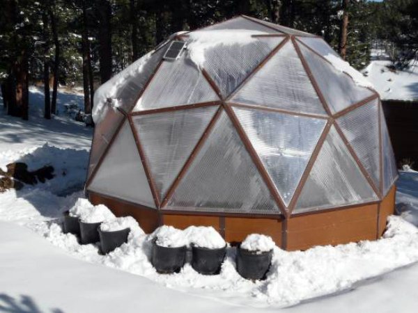 Зимняя теплица с куполом из поликарбоната