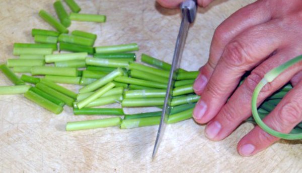 Нарезка чесночных стрелок для приготовления блюд