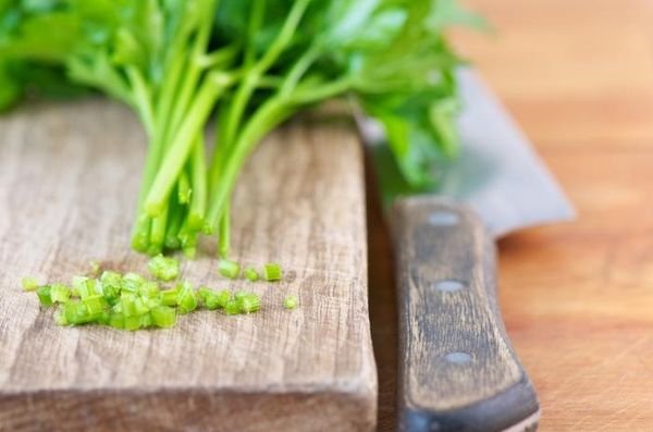 Замораживание зелени и корней позволяет сберечь до 90% витаминов и эфирных масел