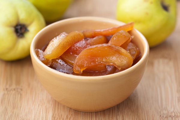 Айва содержит яблочную, лимонную и другие органические кислоты